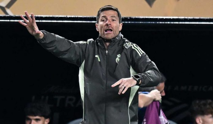 Xabi Alonso memberi instruksi kepada para pemain Real Madrid