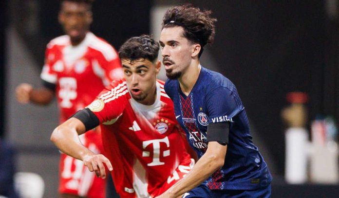 Aksi Vitinha di laga PSG vs Bayern Munchen