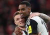 Alexander Isak merayakan golnya bersama Kieran Trippier
