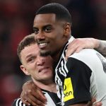 Alexander Isak merayakan golnya bersama Kieran Trippier