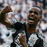 Alexander Isak merayakan golnya ke gawang Ipswich Town