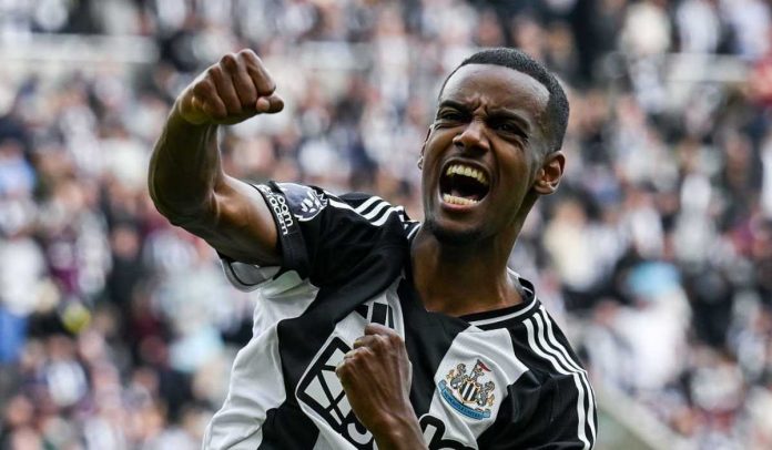 Alexander Isak merayakan golnya ke gawang Ipswich Town