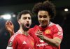 Bruno Fernandes merayakan gol bersama Joshua Zirkzee