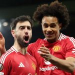 Bruno Fernandes merayakan gol bersama Joshua Zirkzee