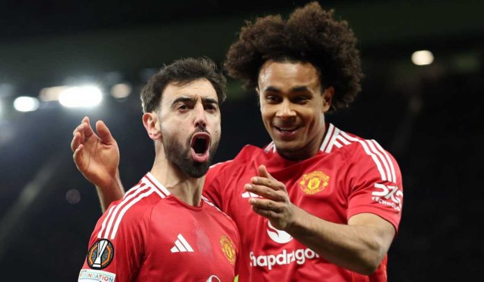 Bruno Fernandes merayakan gol bersama Joshua Zirkzee
