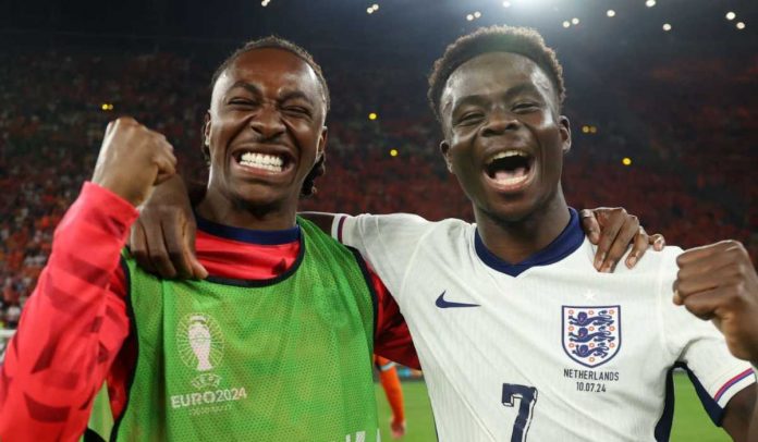 Bukayo Saka dan Eberechi Eze bersama di timnas Inggris