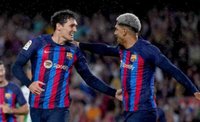 Christensen dan Araujo dalam sebuah laga Barcelona