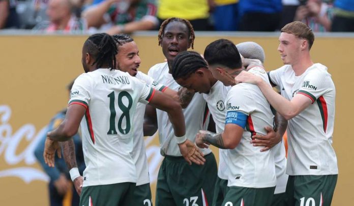 Christoph Nkunku ikut merayakan gol yang dicetak Joao Pedro