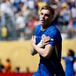 Cole Palmer merayakan golnya ke gawang PSG