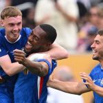 Cole Palmer merayakan kemenangan Chelsea bersama Tosin Adarabioyo dan Marc Guiu