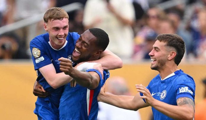 Cole Palmer merayakan kemenangan Chelsea bersama Tosin Adarabioyo dan Marc Guiu