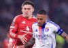 Corentin Tolisso mempertahankan bola dari gangguan Manuel Ugarte