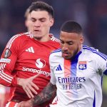 Corentin Tolisso mempertahankan bola dari gangguan Manuel Ugarte