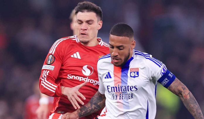 Corentin Tolisso mempertahankan bola dari gangguan Manuel Ugarte Corentin Tolisso mempertahankan bola dari gangguan Manuel Ugarte