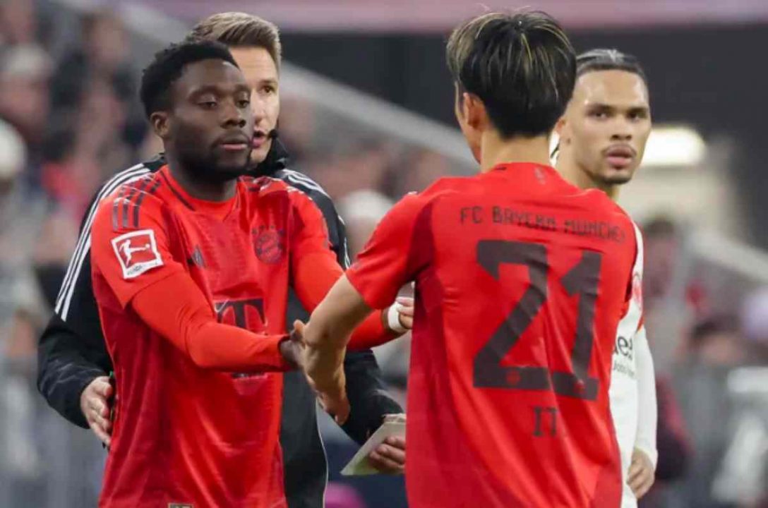 Davies dan Ito dalam sebuah laga Bayern Munchen