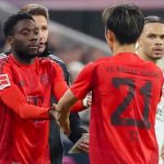 Davies dan Ito dalam sebuah laga Bayern Munchen