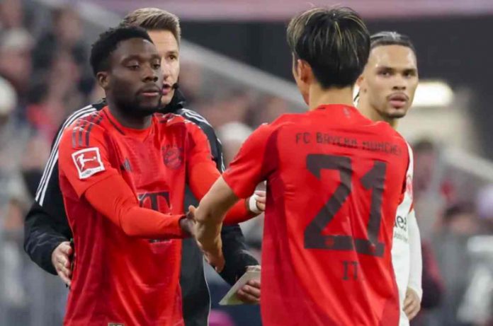 Davies dan Ito dalam sebuah laga Bayern Munchen