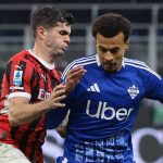 Dele Alli berebut bola dengan Christian Pulisic di laga Como vs AC Milan