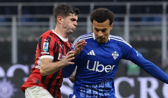 Dele Alli berebut bola dengan Christian Pulisic di laga Como vs AC Milan