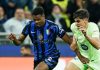 Denzel Dumfries duel lari melawan Pedri untuk memperebutkan bola