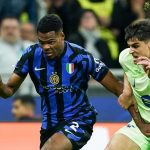 Denzel Dumfries duel lari melawan Pedri untuk memperebutkan bola