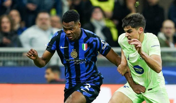 Denzel Dumfries duel lari melawan Pedri untuk memperebutkan bola