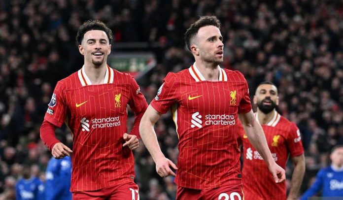 Diogo Jota merayakan gol bersama Curtis Jones dan Mohames Salah