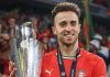 Diogo Jota saat mengangkat trofi UEFA Nations League