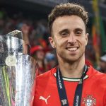Diogo Jota saat mengangkat trofi UEFA Nations League