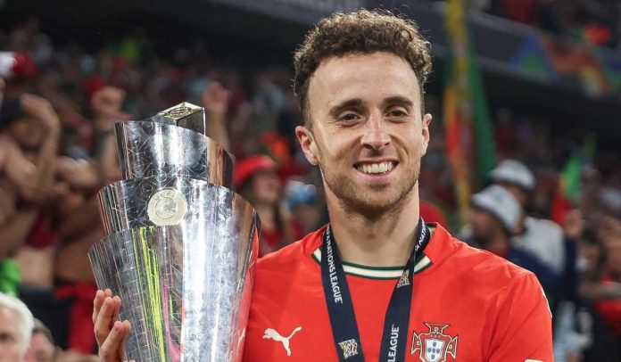 Diogo Jota saat mengangkat trofi UEFA Nations League