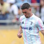 Dusan Vlahovic dalam sesi pemanasan jelang Juventus vs Manchester City
