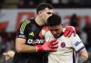 Emiliano Martinez menghibur Enzo Fernandez usai laga Aston Villa vs Chelsea