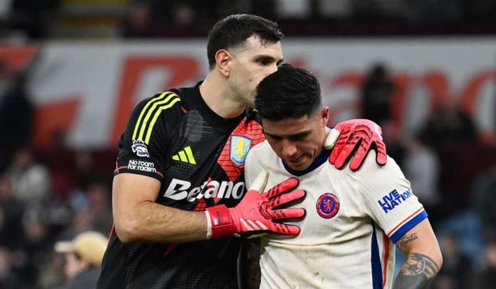 Emiliano Martinez menghibur Enzo Fernandez usai laga Aston Villa vs Chelsea