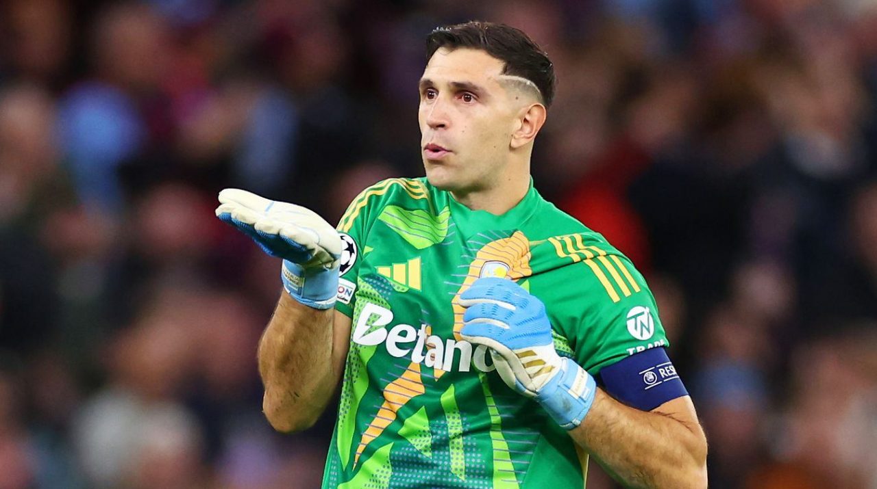 Emiliano Martinez pemain Aston Villa