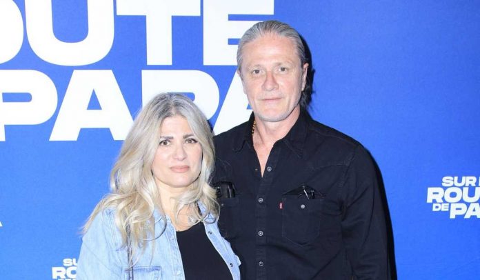 Emmanuel Petit bersama istri di acara Sur La Route De Papa