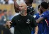Enzo Maresca memberi instruksi ke para pemain Chelsea