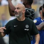Enzo Maresca memberi instruksi ke para pemain Chelsea