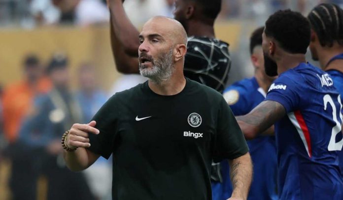 Enzo Maresca memberi instruksi ke para pemain Chelsea