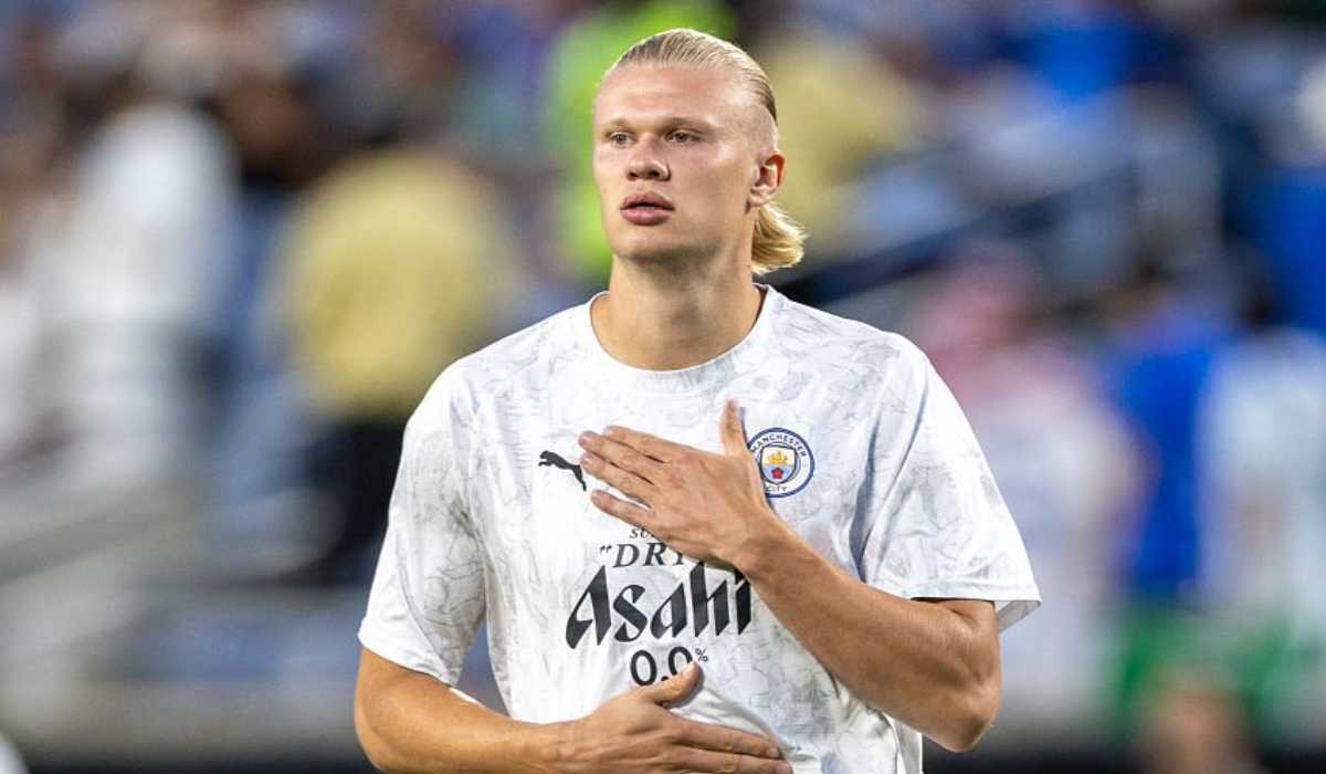 Erling Haaland selama sesi pemanasan di Manchester City