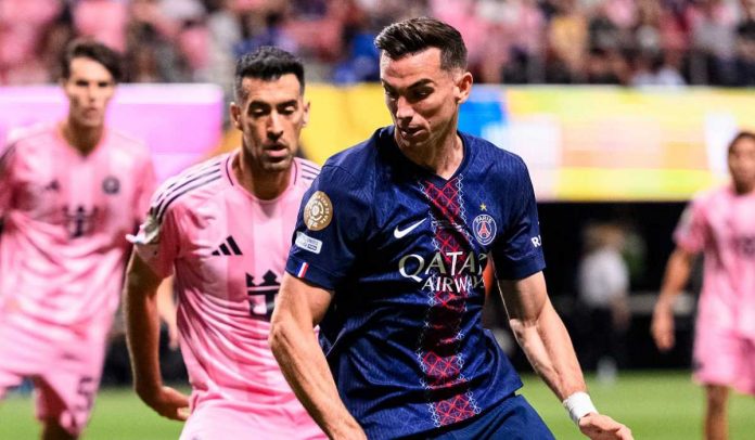 Fabian Ruiz (PSG) mencoba melewati hadangan Sergio Busquets (Inter Miami)