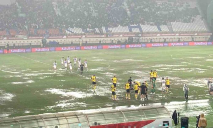 Final Piala Presiden 2025 Oxford United vs Port FC Sempat Tertunda Karena Genangan Air Hujan di Lapangan