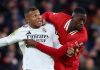 Ibrahima Konate berduel dengan Kylian Mbappe