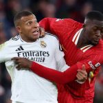 Ibrahima Konate berduel dengan Kylian Mbappe