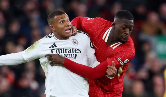 Ibrahima Konate berduel dengan Kylian Mbappe