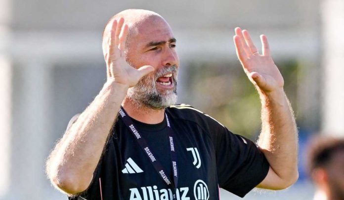 Igor Tudor memimpin sesi latihan Juventus