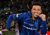 Jadon Sancho merayakan trofi Liga Konferensi Eropa