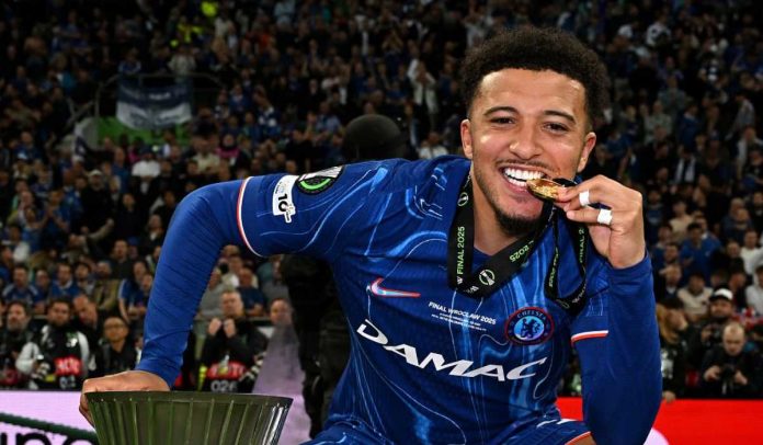 Jadon Sancho merayakan trofi Liga Konferensi Eropa