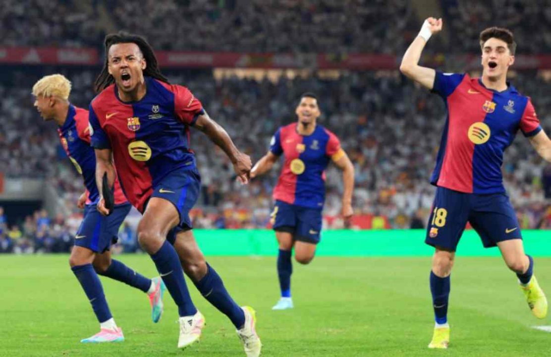 Jules Kounde dalam sebuah laga Barcelona