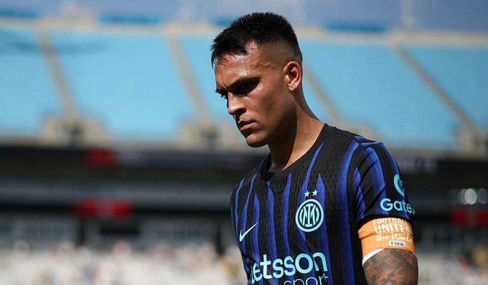 Lautaro Martinez tertunduk usai kekalahan Inter dari Fluminense
