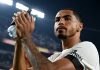 Levi Colwill bertepuk tangan kepada fans usai laga Fluminense vs Chelsea